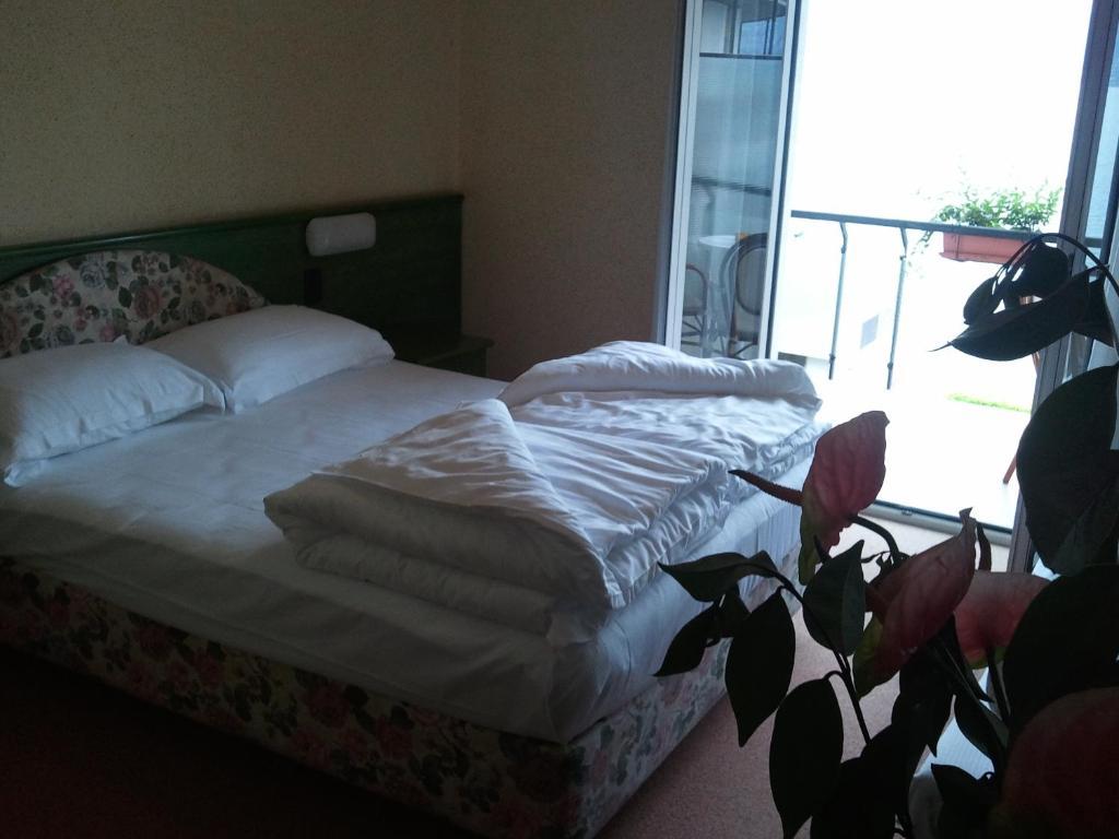 Hotel Caribe - Garda Lake Collection Бренцоне сул Гарда Стая снимка