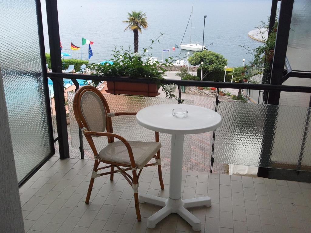 Hotel Caribe - Garda Lake Collection Бренцоне сул Гарда Стая снимка