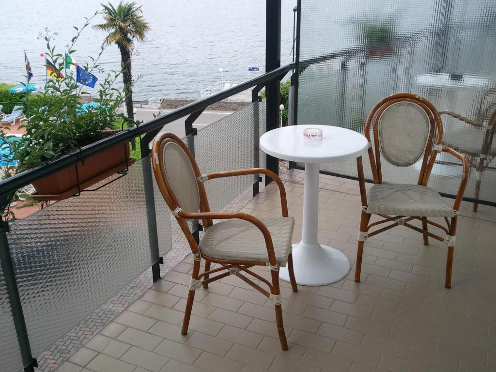 Hotel Caribe - Garda Lake Collection Бренцоне сул Гарда Стая снимка