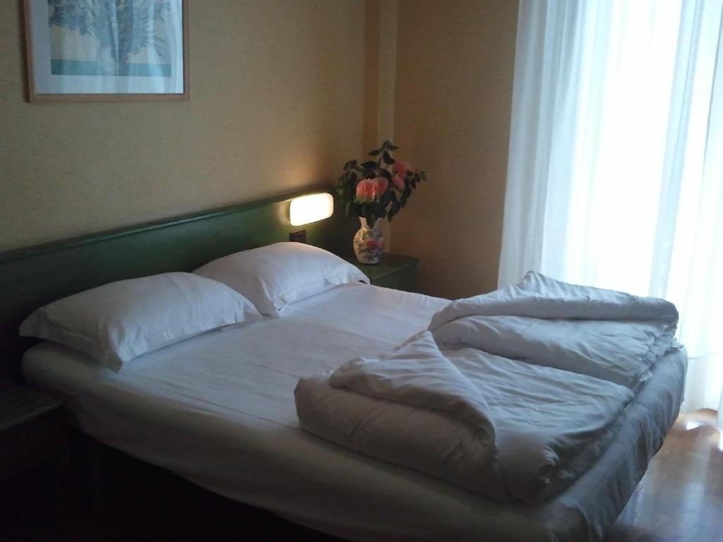 Hotel Caribe - Garda Lake Collection Бренцоне сул Гарда Стая снимка