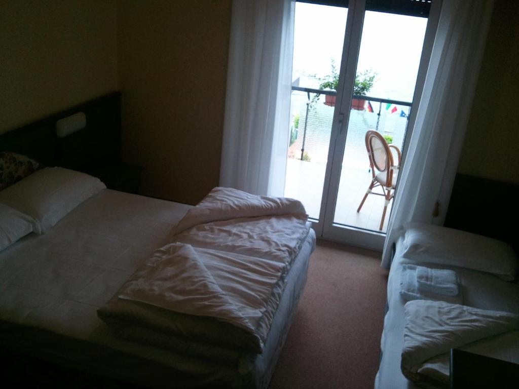 Hotel Caribe - Garda Lake Collection Бренцоне сул Гарда Стая снимка