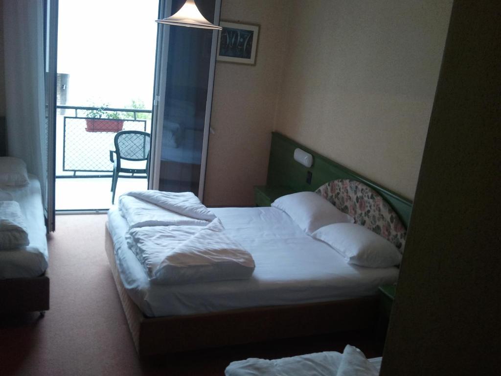 Hotel Caribe - Garda Lake Collection Бренцоне сул Гарда Стая снимка
