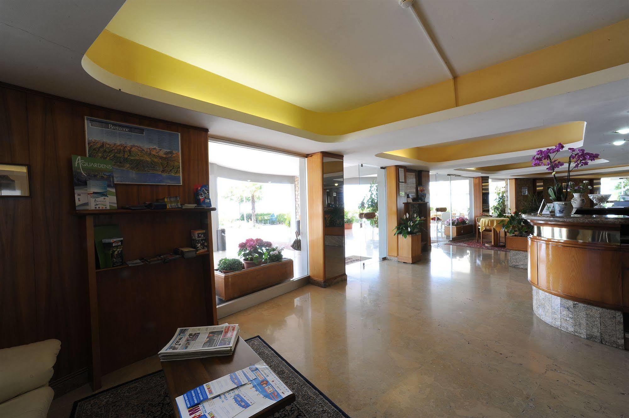 Hotel Caribe - Garda Lake Collection Бренцоне сул Гарда Екстериор снимка
