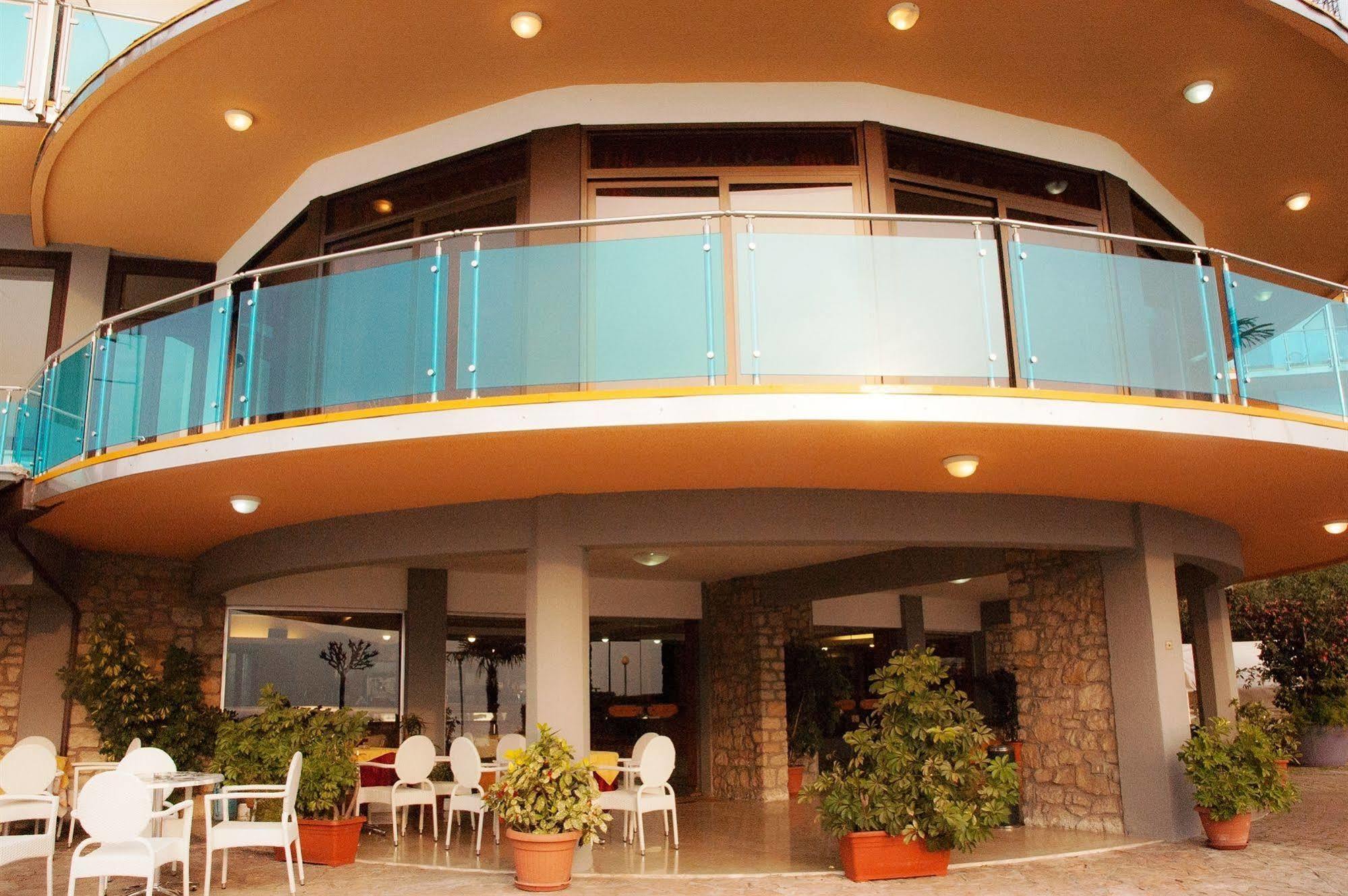 Hotel Caribe - Garda Lake Collection Бренцоне сул Гарда Екстериор снимка