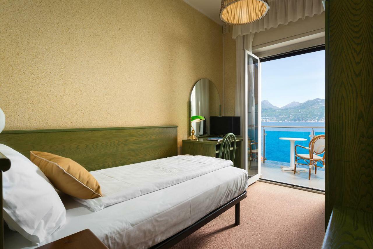 Hotel Caribe - Garda Lake Collection Бренцоне сул Гарда Екстериор снимка