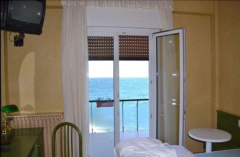 Hotel Caribe - Garda Lake Collection Бренцоне сул Гарда Екстериор снимка